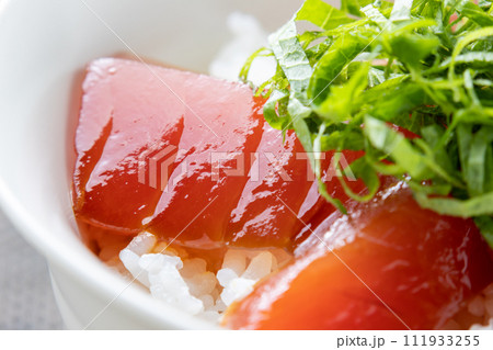 まぐろ漬け丼のアップ。 まぐろ漬け丼のアップ。 111933255