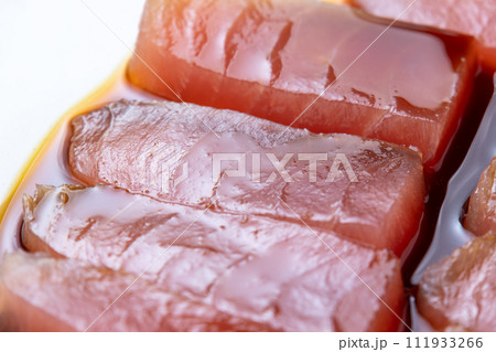 漬けまぐろ調理シーン。マグロ切り身を漬けだれに漬ける。 111933266