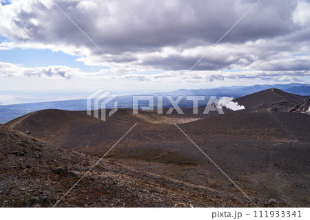 北海道 樽前山山頂からの太平洋と西山 北海道 樽前山山頂からの太平洋と西山 111933341
