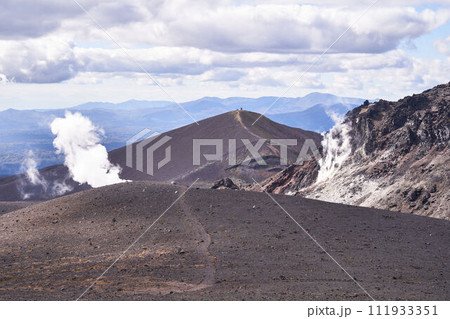 北海道　樽前山　溶岩ドームと西山 111933351