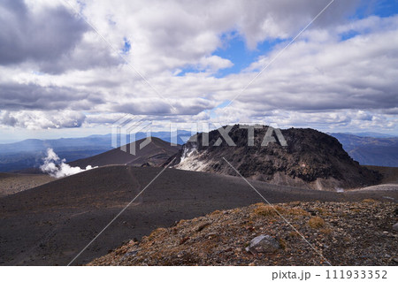 北海道　樽前山　溶岩ドームと西山 111933352