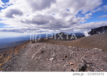北海道 樽前山 溶岩ドームと西山 北海道 樽前山 溶岩ドームと西山 111933372