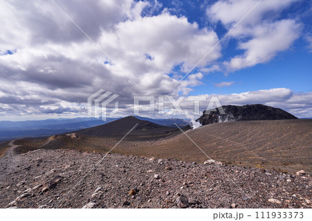 北海道 樽前山 溶岩ドームと西山 北海道 樽前山 溶岩ドームと西山 111933373