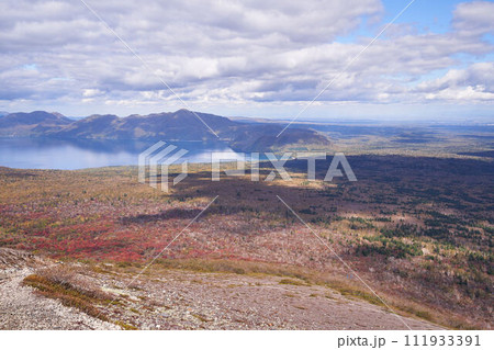 北海道　樽前山登山道からの支笏湖の眺め 111933391
