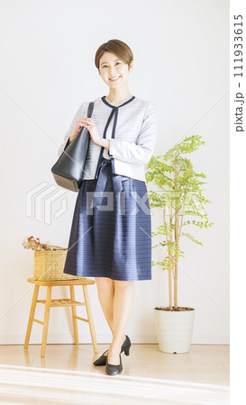 セレモニースーツを着た女性の全身(ファッション・コーディネート) セレモニースーツを着た女性の全身(ファッション・コーディネート) 111933615