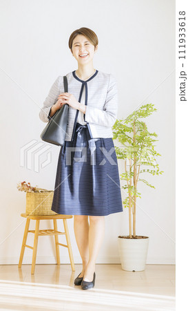 セレモニースーツを着た女性の全身（ファッション・コーディネート） 111933618