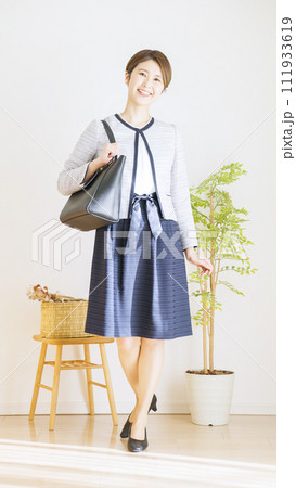 セレモニースーツを着た女性の全身（ファッション・コーディネート） 111933619