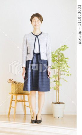 セレモニースーツを着た女性の全身（ファッション・コーディネート） 111933633