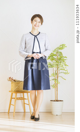 セレモニースーツを着た女性の全身（ファッション・コーディネート） 111933634