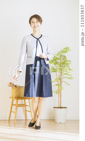 セレモニースーツを着た女性の全身（ファッション・コーディネート） 111933637