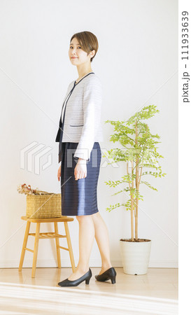 セレモニースーツを着た女性の全身（ファッション・コーディネート） 111933639