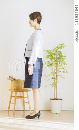セレモニースーツを着た女性の全身（ファッション・コーディネート） 111933645