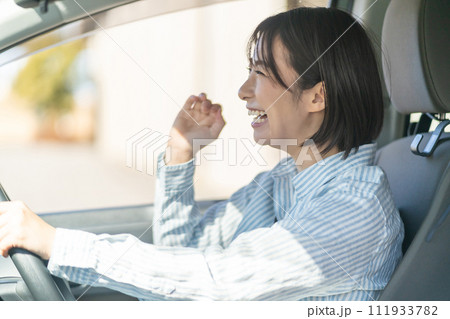 車の運転をする女性 運転中の女性 車の運転をする女性 運転中の女性 111933782