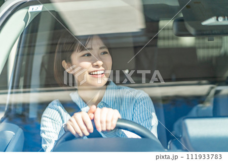 車の運転をする女性 運転中の女性 車の運転をする女性 運転中の女性 111933783