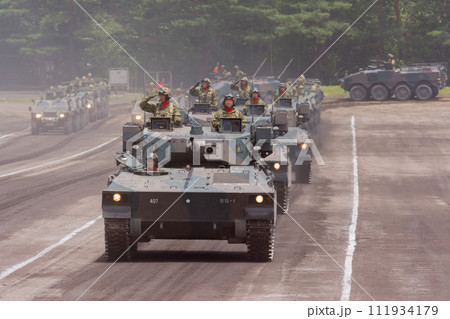 観閲行進する陸上自衛隊89式装甲戦闘車 観閲行進する陸上自衛隊89式装甲戦闘車 111934179