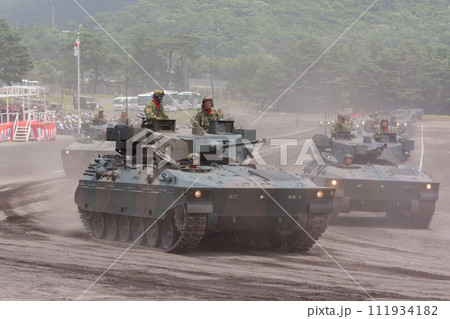 観閲行進する陸上自衛隊89式装甲戦闘車 111934182