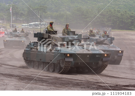 観閲行進する陸上自衛隊89式装甲戦闘車 観閲行進する陸上自衛隊89式装甲戦闘車 111934183
