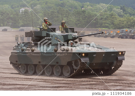 観閲行進する陸上自衛隊89式装甲戦闘車 111934186