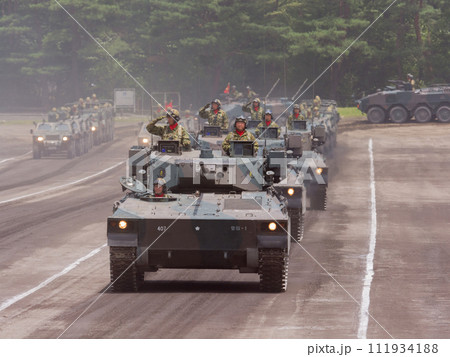 観閲行進する陸上自衛隊89式装甲戦闘車 観閲行進する陸上自衛隊89式装甲戦闘車 111934188