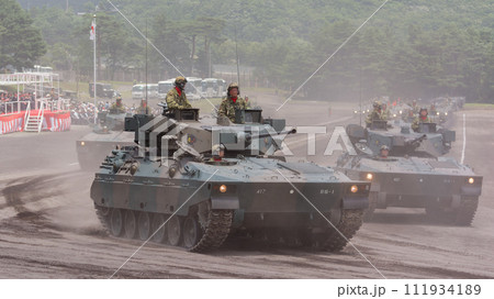 観閲行進する陸上自衛隊89式装甲戦闘車 観閲行進する陸上自衛隊89式装甲戦闘車 111934189