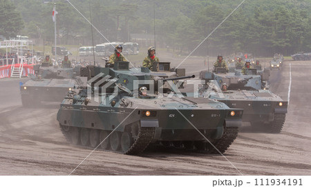 観閲行進する陸上自衛隊89式装甲戦闘車 観閲行進する陸上自衛隊89式装甲戦闘車 111934191