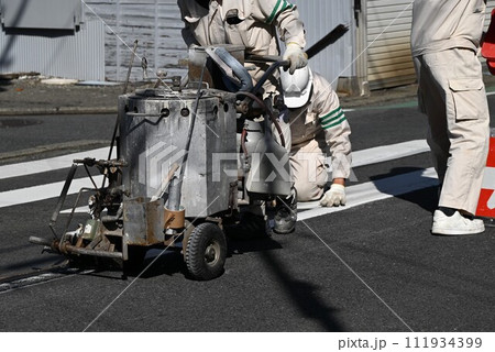 道路区画線工事・交通安全のための道路線引き作業 111934399