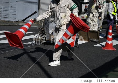 道路区画線工事・交通安全のための道路線引き作業 道路区画線工事・交通安全のための道路線引き作業 111934400