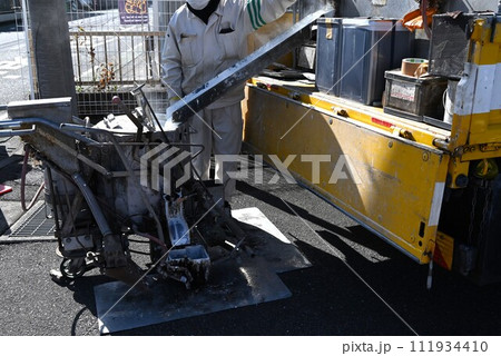 道路区画線工事・交通安全のための道路線引き作業 111934410