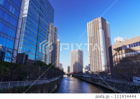 東京　大崎　目黒川と大崎の街並み 111934444