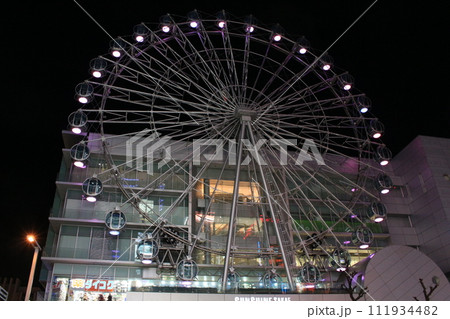 夜のライトアップされた観覧車 夜のライトアップされた観覧車 111934482