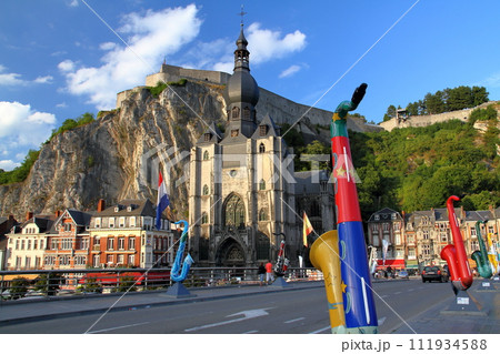 西ヨーロッパのベルギーの街ディナン　サックスが並ぶシャルルドゴール橋からノートルダム教会とシタデル 111934588
