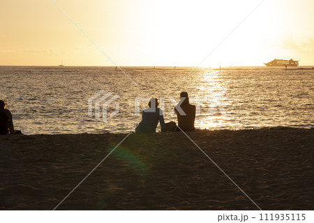 海に沈む夕日とサンセットクルーズ船 111935115