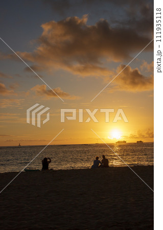 海に沈む夕日とサンセットクルーズ船 111935118