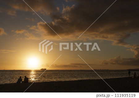 海に沈む夕日とサンセットクルーズ船 111935119