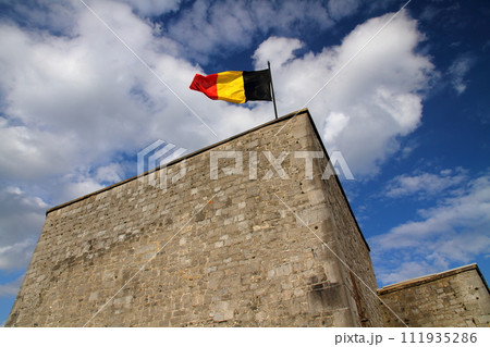 西ヨーロッパのベルギー ナミュール州の街ディナン 断崖の上のシタデルの城壁とはためくベルギー国旗 西ヨーロッパのベルギー ナミュール州の街ディナン 断崖の上のシタデルの城壁とはためくベルギー国旗 111935286