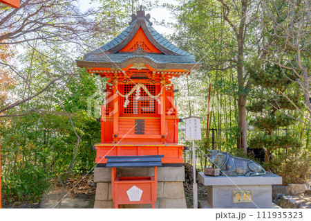 兵庫県宝塚市社町の宝塚神社　摂末社（天満神社）と御神牛 111935323
