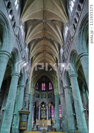 西ヨーロッパのベルギー　ワロン地域ナミュール州の都市ディナン　ノートルダム教会の内装 111935373