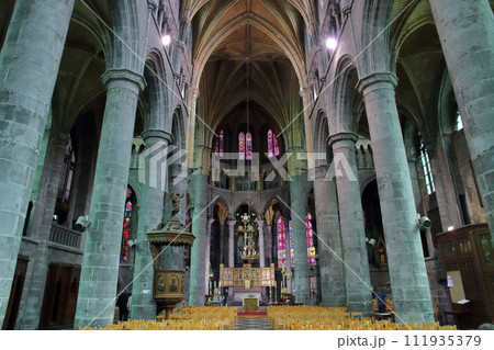 西ヨーロッパのベルギー ワロン地域ナミュール州の都市ディナン ノートルダム教会の内装 西ヨーロッパのベルギー ワロン地域ナミュール州の都市ディナン ノートルダム教会の内装 111935379