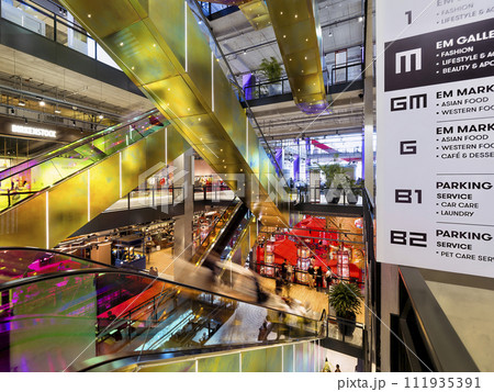 ショッピングモール吹き抜けのエスカレーター / Bangkok, Thailand 111935391