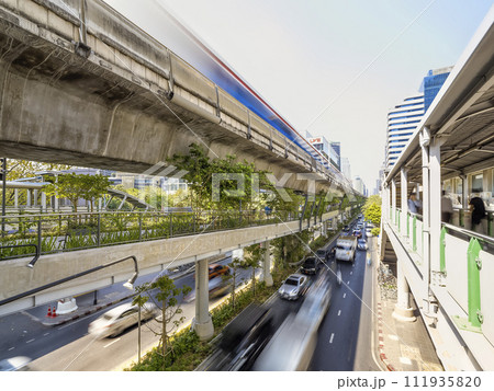 タイ・バンコク スクンビット通りを走る自動車とスカイトレイン / Bangkok, Thailand 111935820