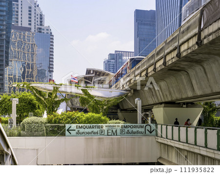 タイ・バンコク BTSプロンポン駅周辺の街並み / Bangkok, Thailand 111935822