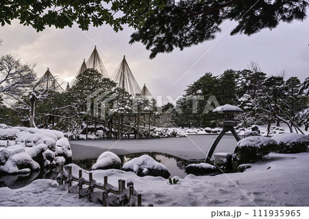 雪景色が美しい兼六園 111935965