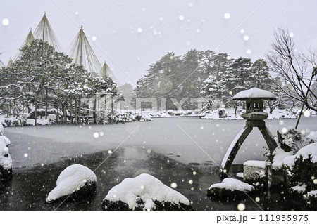 雪景色が美しい兼六園 雪景色が美しい兼六園 111935975