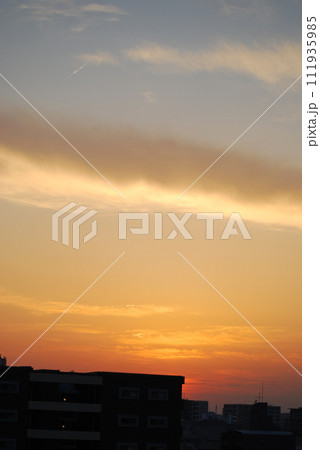 街中の夕暮れ空 111935985