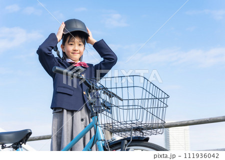 自転車用ヘルメットをかぶる女の子 111936042