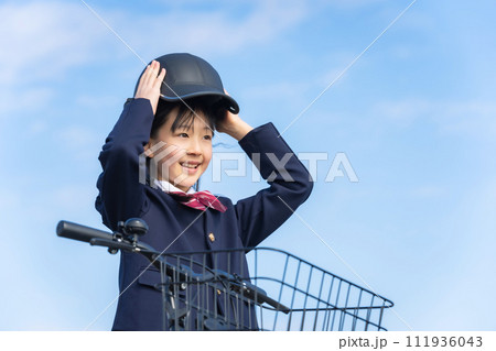 自転車用ヘルメットをかぶる女の子 111936043