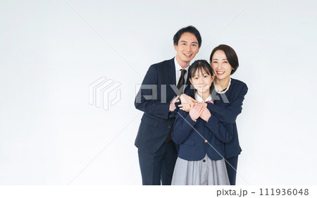 ハグする仲良し親子 ハグする仲良し親子 111936048