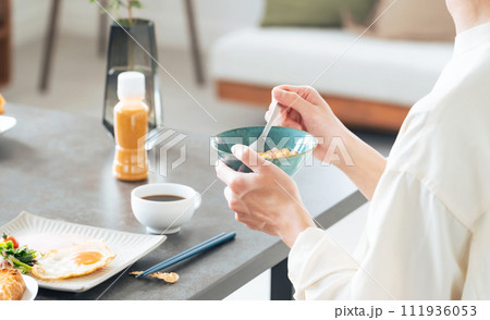 シリアルを食べる男性 111936053