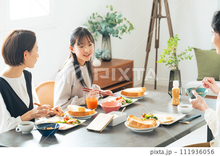 ダイニングで食卓を囲む親子 111936056