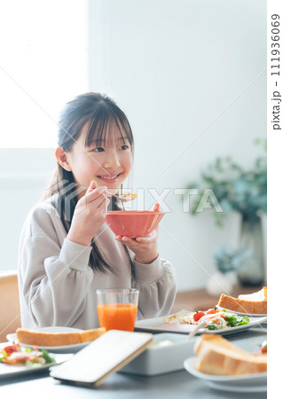 シリアルを食べる女の子 シリアルを食べる女の子 111936069